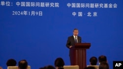 中国外长王毅2024年1月9日在北京钓鱼台国宾馆发表谈话。（美联社）