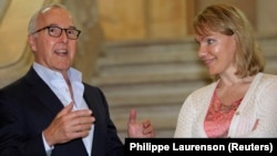 资料照片：亿万富翁商人、房地产大亨弗兰克·麦考特（左）。（路透社照片）