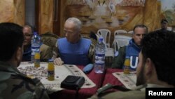 Ketua Misi Perdamaian PBB untuk Suriah, Mayor Jendral Robert Mood dari Norwegia (tengah) dan anggota lainnya mengadakan pertemuan dengan Tentara Pembebasan Suriah di wilayah Khalidiya, Homs (3/5). 