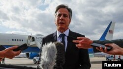 Sekretari Blinken duke folur me gazetarët përpara largimit nga Turqia