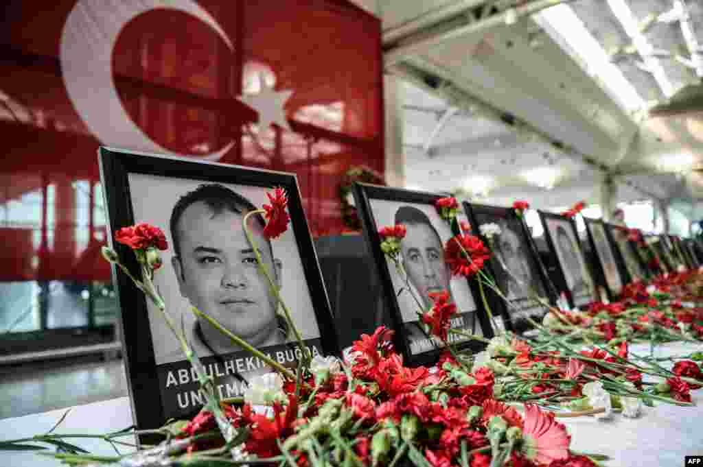 ផ្កា​ត្រូវ​បាន​ដាក់​នៅ​ពី​មុខ​រូបថត​បុគ្គលិក​ព្រលានយន្តហោះ​ ដែល​ត្រូវ​បាន​សម្លាប់​ដោយ​ការ​វាយប្រហារ​គ្រាប់​បែក​អត្តឃាត​ចំនួន​បី​កន្លែង និង​ការ​វាយប្រហារ​ដោយ​កាំភ្លើង​នៅ​ព្រលានយន្តហោះ​ Ataturk ក្រុង​អ៊ីស្តង់ប៊ូល ក្នុង​ប្រទេស​តួកគី។ ចំនួន​អ្នកស្លាប់​ពី​ការ​វាយប្រហារ​កាល​ពី​ថ្ងៃ​ទី២៨ ខែ​មិថុនា បាន​កើន​ឡើង​ដល់​ ៤៣​នាក់ ដែល​ក្នុង​នោះ​រួម​មាន​ជនបរទេស​ ១៩នាក់។