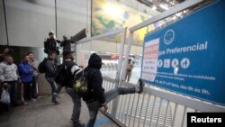 5일 브라질 상파울로에서 지하철로 출퇴근하는 시민들이 폐쇄된 지하 입구를 발로 차고 있다. 