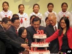 马英九总统、行政院长吴敦义、陆委会主委赖幸媛、海基会董事长江丙坤、海基会秘书长高孔廉同切蛋糕庆祝