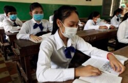 រូប​ឯកសារ៖ សិស្សានុសិស្សអង្គុយក្នុងថ្នាក់រៀនដោយពាក់ម៉ាស់ដើម្បីការពារការរាតត្បាតនៃជំងឺកូវីដ១៩ នៅវិទ្យាល័យសុន្ធរម៉ុក នៅរាជធានីភ្នំពេញ កាលពីថ្ងៃទី២ ខែវិច្ឆិកា ឆ្នាំ២០២០។