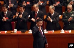 18일 중국 베이징 인민대회당에서 열린 제 19차 당대회에 참석한 시진핑 중국 국가주석(가운데)이 손을 흔들고 있다.