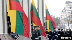 Почетный караул Литовской армии на церемонии поднятия флага во время празднования Дня защитников свободы в Вильнюсе 13 января 2011 года. Архивное фото.
