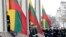 Почетный караул Литовской армии на церемонии поднятия флага во время празднования Дня защитников свободы в Вильнюсе 13 января 2011 года. Архивное фото.