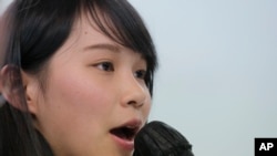 21岁的香港自决派团体“众志”的常委周庭在被取消竞选资格后，在记者会上讲话（2018年1月27日）