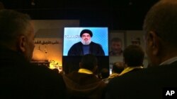 عکس آرشیوی از سخنرانی حسن نصرالله رهبر حزب الله لبنان از طریق ویدئو کنفرانس - بهمن ۱۳۹۳
