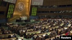 Suasana pemungutan suara di dalam sidang Majelis Umum PBB di kantor pusat New York (Foto: dok). Majelis Umum PBB telah sepakat untuk memulai kembali pembicaraan terkait perjanjian yang mengatur perdagangan senjata konvensional, Senin (24/12).