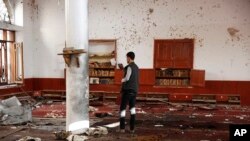 مسجد شیعیان صنعا که هدف دو بمب گذاری در روز چهارشنبه قرار گرفت - ۱۲ شهریور ۱۳۹۴