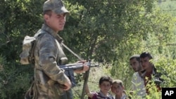 Polisi Turki berjaga-jaga di Hatay, kota utama di Provinsi Antakya yang berbatasan dengan Suriah (foto: dok).