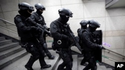 지난해 8월 미-한 연합 군사훈련인 을지프리덤가디언 연습에 참가한 한국 특수부대원들이 서울에서 대테러 작전 훈련을 벌이고 있다. (자료사진)