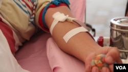 Don de sang (Nov Povleakhena/VOA Khmer)