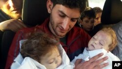 عبدالحمید الیوسف ۲۹ ساله دوقلوهایش، همسرش، دو برادر، برادرزاده ها و دیگرانی از فامیل را در حمله شیمیایی خان شیخون از دست داد