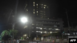 泰国警察在前往清莱府一家医院的道路上设置了路障，几名获救的泰国少年足球队员被送往这家医院。（2018年7月8日）