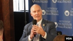 美国国会众议院中共问题特设委员会主席约翰·穆勒纳尔2025年2月11日出席世界政治学院活动，讨论美国如何应对中国挑战。(美国之音记者李逸华拍摄)