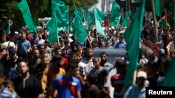 Warga Palestina di Jalur Gaza melakukan aksi unjuk rasa untuk mendukung Hamas hari Kamis (7/8).
