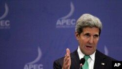 美国国务卿克里在印尼巴厘岛的亚太经合会的记者会上讲话。（2013年10月5日）
