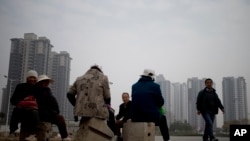 资料照：陕西省西安市一处新建居民区附近的农民工中午休息吃午餐。