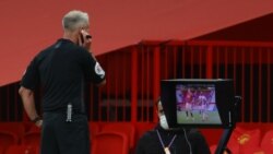 Alkalin Wasa Martin Atkinson yana tantance buhun fanariti a hoton bidiyo