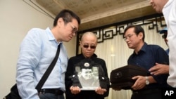 已故诺贝尔和平奖得主刘晓波的遗孀刘霞手持刘晓波的遗照。（2017年7月15日）