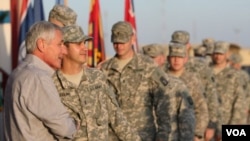 چاک هیگل وزیر دفاع ایالات متحده در دیدار با سربازان آمریکایی در عراق