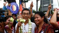 Anggota senior Partai Penyelamatan Nasional, Pangeran Sisowath Thomico (tengah) saat mengunjungi Danau Boeung Kak, Phnom Penh, kamboja, 5 Agustus 2013. (Foto: dok).