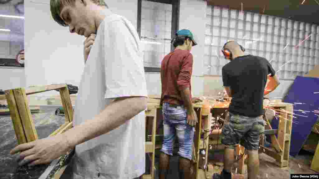 Sebuah bengkel di lantai bawah tanah pusat komunitas Khora untuk para pengungsi di Athena, Yunani (26/10).