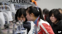 북한 평양의 의류공장에서 일하는 여성 근로자들 (자료사진)