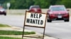 지난달 미국 일리노이주 마운트프로스펙스 주유소에 구인 광고가 놓여 있다. 