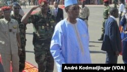 Idriss Déby Itno saluant le retour triomphal de la FATIM, le 7 novembre 2015. (VOA/André Kodmadjingar)