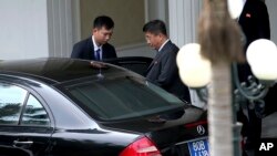 김혁철 북한 국무위원회 대미특별대표가 21일 베트남 하노이의 국빈관을 떠나 차량에 탑승하고 있다. (자료사진)