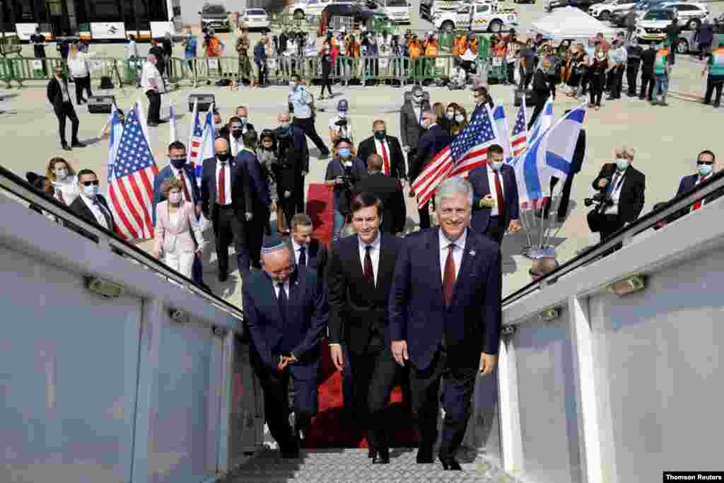 이스라엘-아랍에미리트(UAE) 관계 정상화 과정의 일환으로 이스라엘 국적기가 사상 처음으로 UAE까지 직항 비행을 했다. 협상을 중재한 미국 대표단 재러드 쿠슈너 백악관 선임보좌관과 로버트 오브라이언 국가안보보좌관, 이스라엘의 수석대표인 메이머 벤 샤밧 국가안보보좌관이 텔아비브의 벤구리온 국제 공항에서 아부다비로 향할 비행기에 탑승하고 있다.