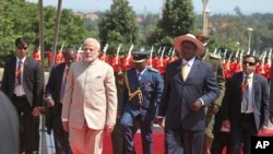 Waziri Mkuu wa India Narendra Modi akipokelewa na mwenyeji wake Rais Yoweri Museveni wa Uganda