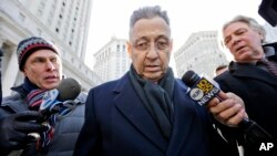 前纽约州众议院议长萧华（Sheldon Silver，中）在离开联邦法庭时被记者包围（2015年2月24日）