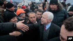 우크라이나를 방문한 미국 공화당의 존 메케인 상원의원이 반정부 시위대원들과 인사를 나누고 있다. 