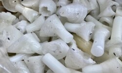 黄国才与童装店Chickeeduck合作，六四当晚在天后及荃湾分店派发他制作的”烛光有罪” (美国之音/汤惠芸)