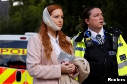 伦敦帕森斯·格林地铁站一位受伤的妇女被人带出车站（2017年9月15日）