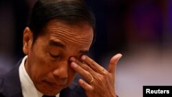 រូបឯកសារ៖ ប្រធានាធិបតី​ឥណ្ឌូណេស៊ី​លោក Joko Widodo ញី​ភ្នែក​ក្នុង​អំឡុង​ពេល​លោក​ចូលរួម​ក្នុង​កិច្ចប្រជុំ​កំពូល​កិច្ចសហប្រតិបត្តិការ​សេដ្ឋកិច្ច​អាស៊ី​ប៉ាស៊ីហ្វិក (APEC) ក្នុង​ទីក្រុង​បាងកក ប្រទេស​ថៃ ថ្ងៃទី ១៨ ខែធ្នូ ឆ្នាំ២០២២។