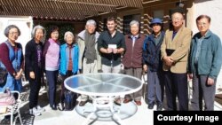 링크 저스틴 휠러 부대표(가운데)가 라구나 우즈 한인회 사람들에게 3천 달러를 기증하고 있다. (자료사진)