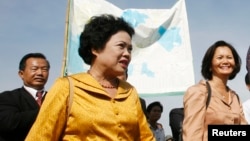 រូបថត​ឯកសារ៖ ​លោកស្រី​ ថាក់ ឡានី​ (ឆ្វេង​ អាវ​ពណ៌​លឿង) ចូល​រួម​​បាតុកម្ម​របស់​គណបក្ស​សម រង្ស៊ី កាល​ពី​ថ្ងៃ​ទី​១៦ ខែ​វិច្ឆិកា ​ឆ្នាំ​២០០៩។