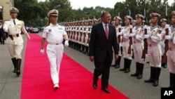 Menteri Pertahanan AS, Leon Panetta (tengah) menerima penghormatan dari Pasukan Kehormatan Angkatan Laut Tiongkok sebelum meninjau kapal perang Tiongkok di Markas Besar Armada Laut Utara Angkatan Laut Tiongkok di di Qingdao (20/9). 