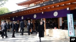 Anggota parlemen dan pejabat Jepang mengunjungi Tugu Yasukuni di Tokyo, 23 April 2013 yang lalu (Foto: dok). Korsel memanggil Dubes Jepang di Seoul terkait kunjungan yang dianggap kontroversial tersebut.