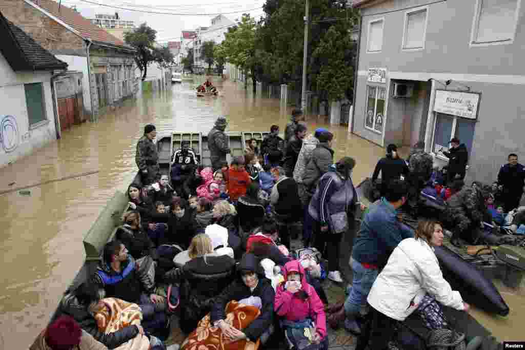 Tentara Angkatan Darat mengevakuasi warga dengan kendaraan amfibi di kota Obrenovac yang dilanda banjir, barat daya Belgrad, Serbia (17/5).