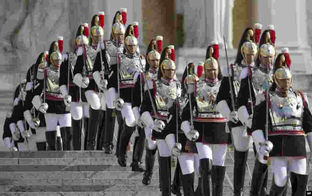 Pasukan pengawal presiden Italia berbaris untuk memberi penghormatan kepada Pahlawan Tak Dikenal di Monumen kota Roma, sebelum kedatangan Presiden Italia Giorgio Napolitano.