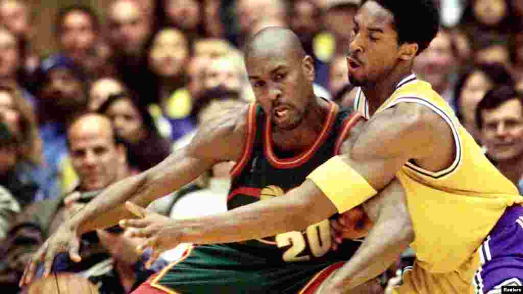 Kobe Bryant akigombania mpira na Gary Payton