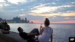 گردشگران درحال عکس گرفتن در هاوانا، کوبا – ۲۸ آذر ۱۳۹۳ (۱۹ دسامبر ۲۰۱۴)