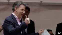 President Juan Manuel Santos casts his ballot during presidential elections in Bogota, Colombia, June 15, 2014. 