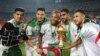 Mshambuliaji wa timu ya Algeria Riyad Mahrez akisheherekea ushindi na wachezaji wa timu yake baada ya mchuano kati ya Algeria na Senegal katik uwanja wa mpira wa kimataifa wa Cairo, Misri, Julai 19, 2019. (Photo by Khaled DESOUKI / AFP)
